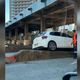Imagem - Motorista sobe com carro em mureta de proteção na praça de pedágio da 3ª Ponte