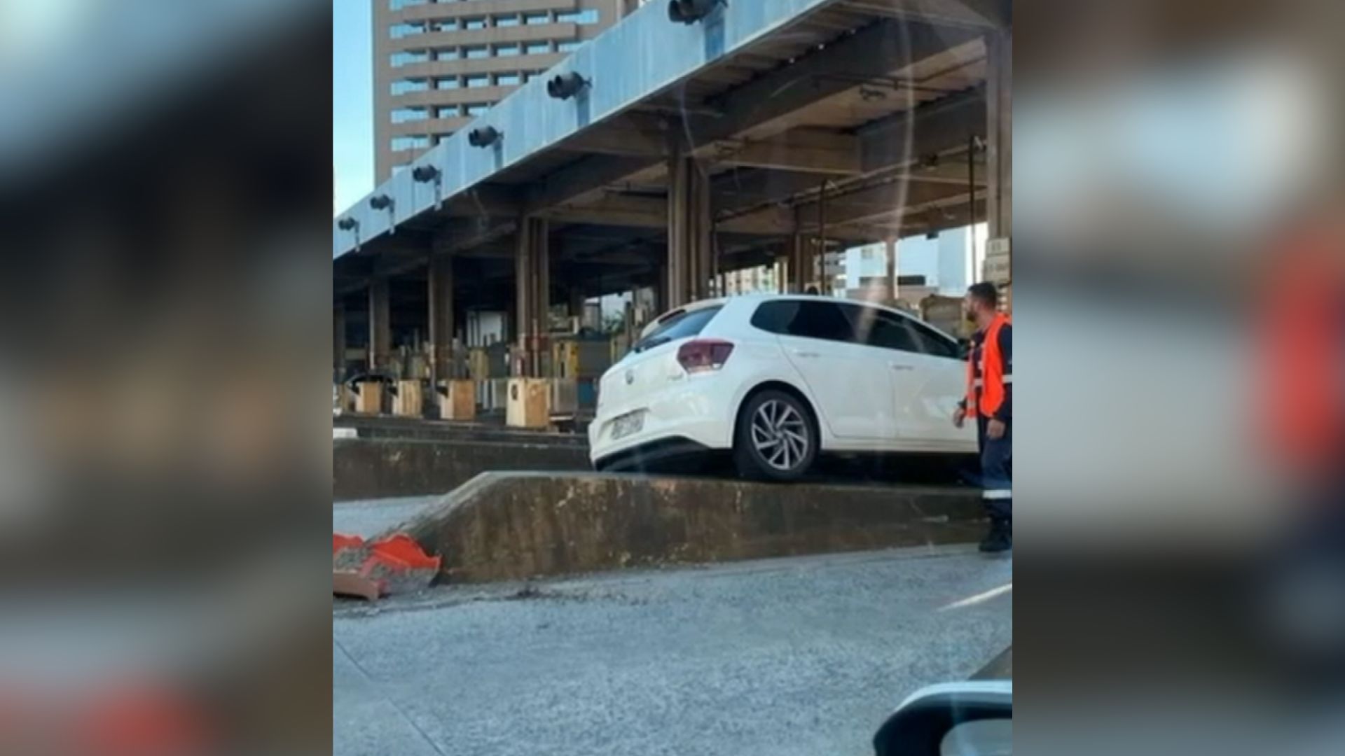 Imagens feitas no local logo após a batida mostram que o carro ficou suspenso pelo concreto. O motorista é professor e estava a caminho do trabalho