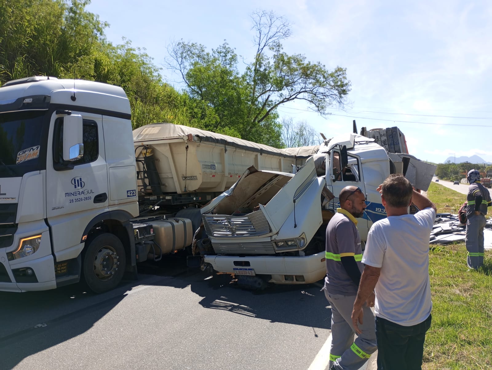 Batida foi registrada na localidade de Coutinho e o condutor de um dos veículos se feriu; colisão foi registrada na tarde desta segunda (26)
