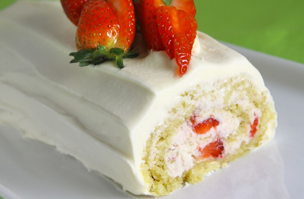 Rocambole de ricota com morangos