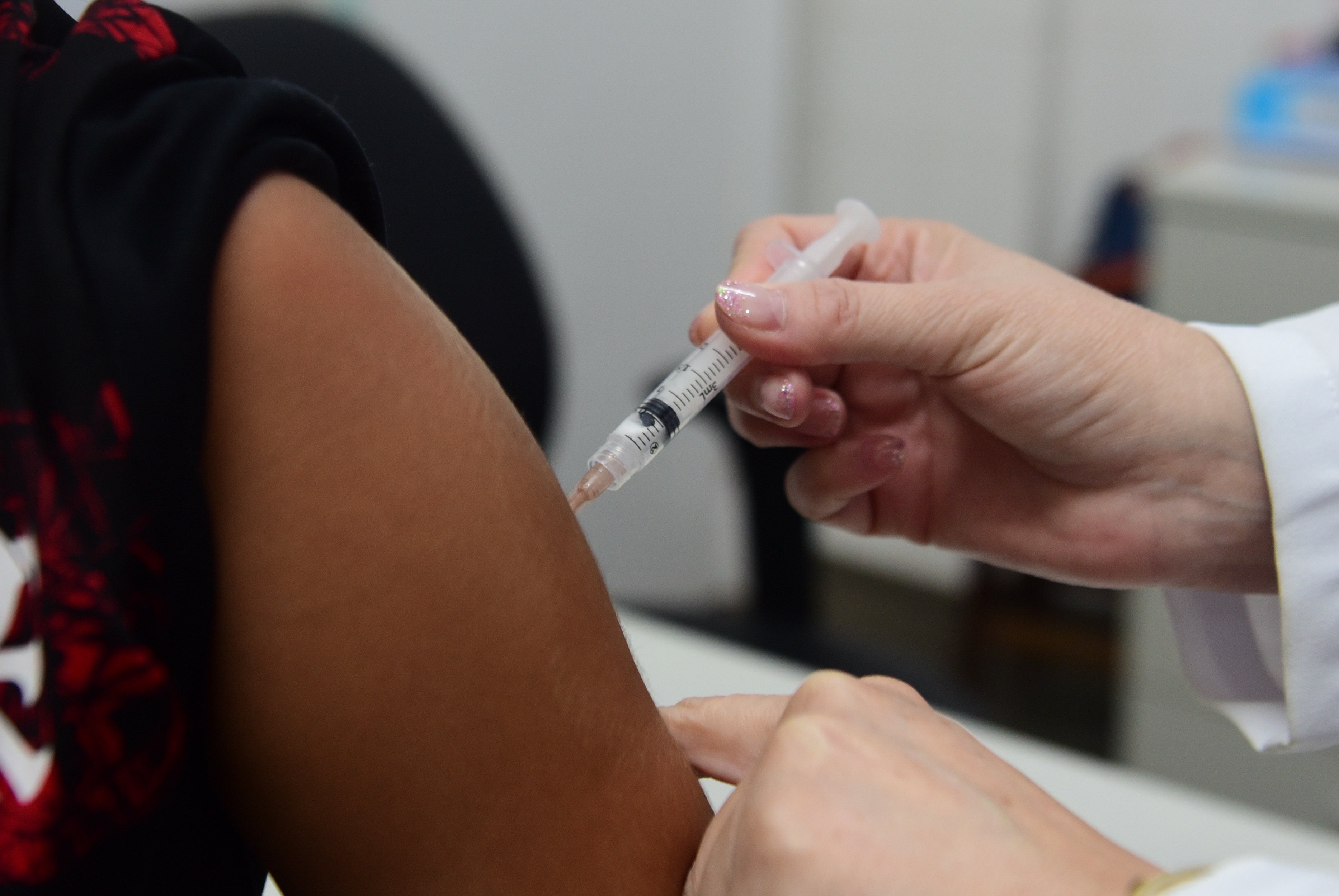 A partir de agora, os municípios que receberem doses do imunizante poderão aplicar a vacina em crianças e adolescentes com idades de 10, 11, 12, 13 e 14 anos