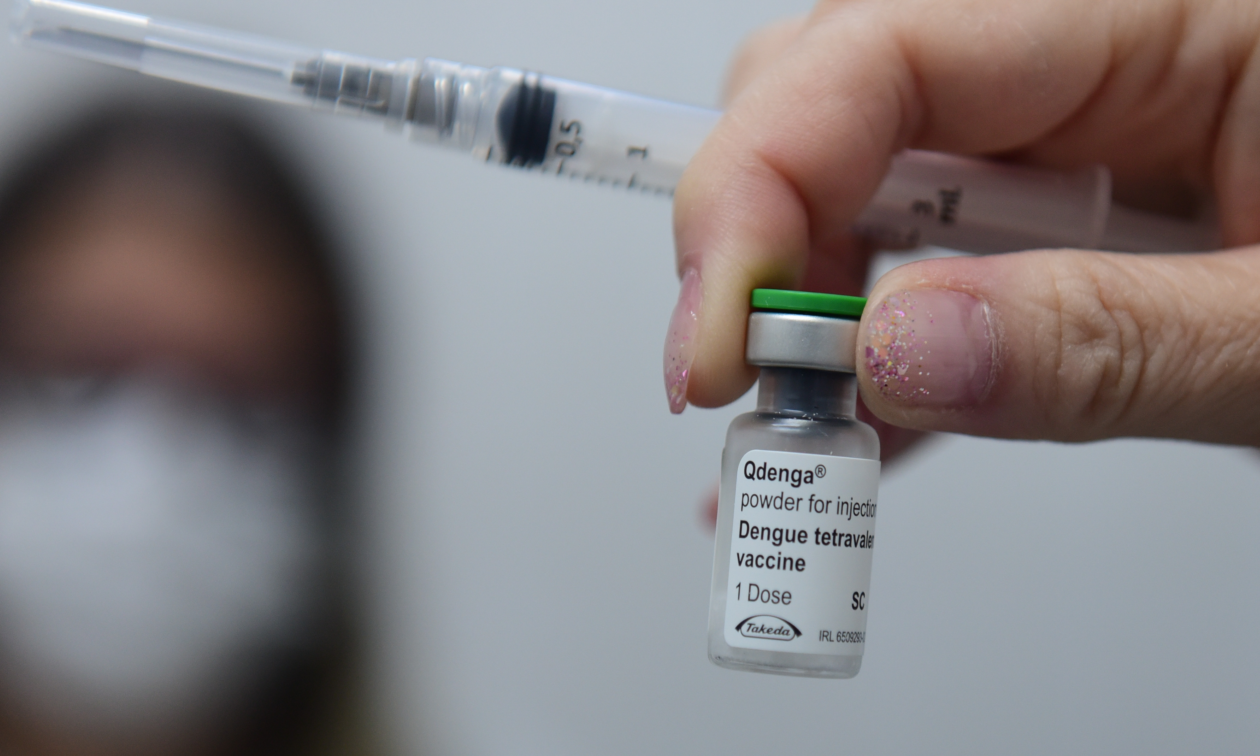 A vacina contra dengue é considerada segura por especialistas, apesar dos casos de reações alérgicas registrados