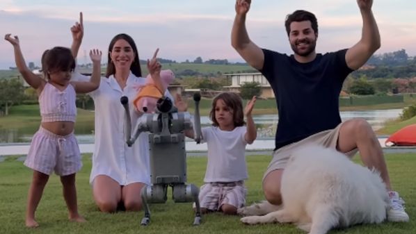 Nas imagens, o cachorro robô aparece interagindo com a mulher de Alok. Romana Novais, os filhos Ravi e Raika, além do cão da família