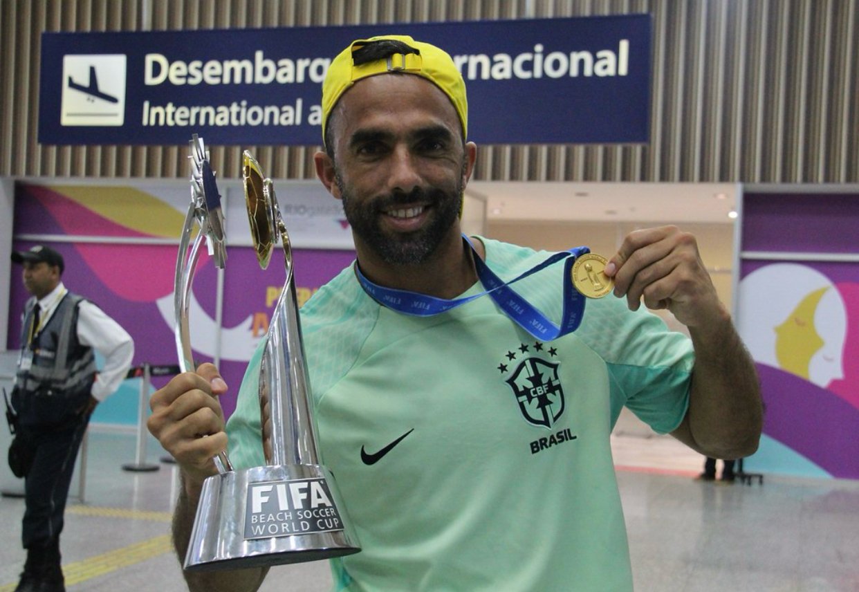 Jogador de 39 anos conquistou mais uma Copa do Mundo de Futebol de Areia e demonstrou gratidão a nomes importantes que já vestiram a amarelinha