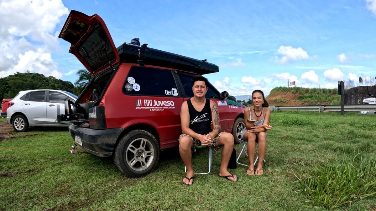 Casal gaúcho transforma carro em casa para viajar pelo Brasil