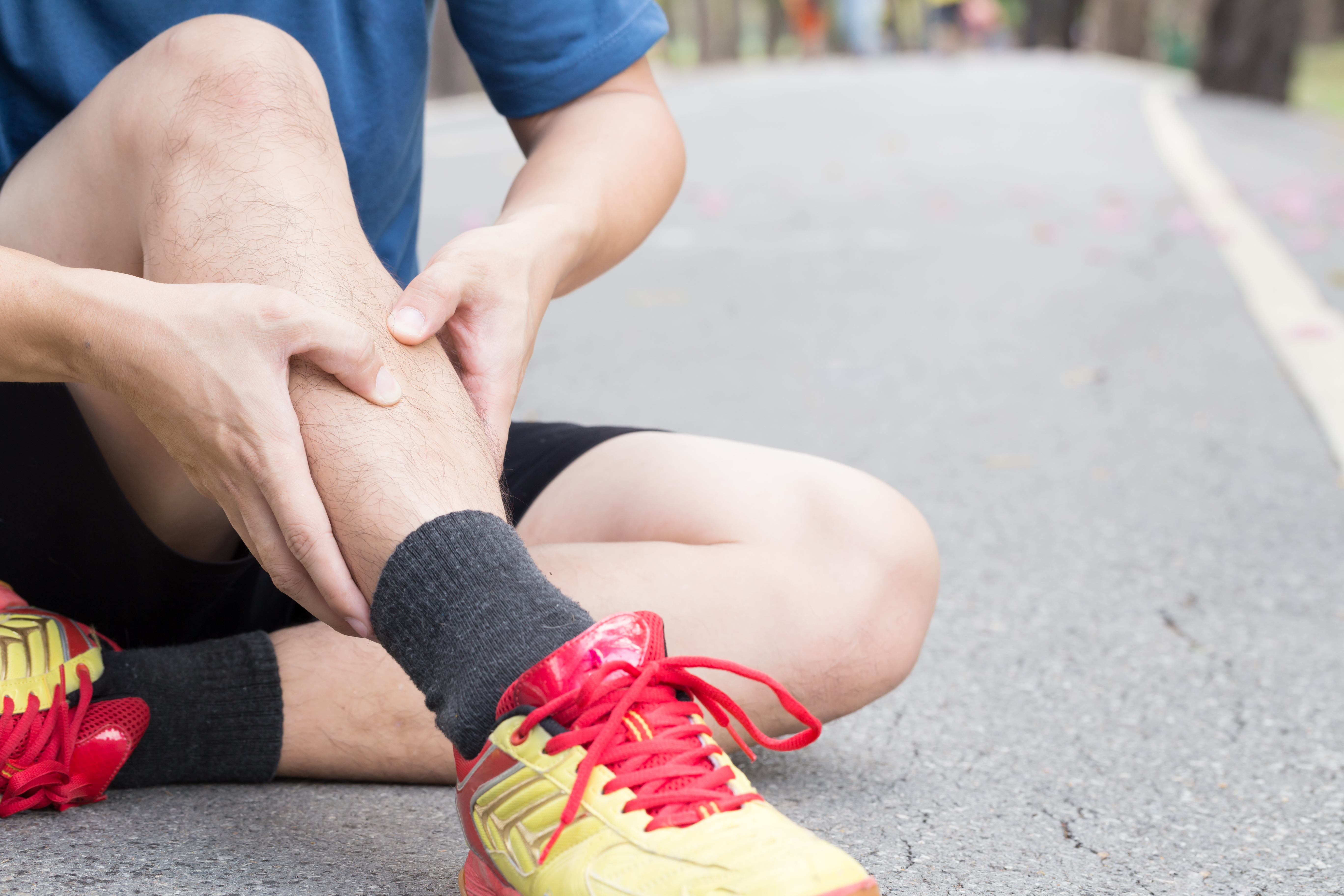 O principal sintoma é uma dor intensa na parte interna da tíbia que pode se estender até o tornozelo. Ela pode ser mais forte durante ou depois da corrida