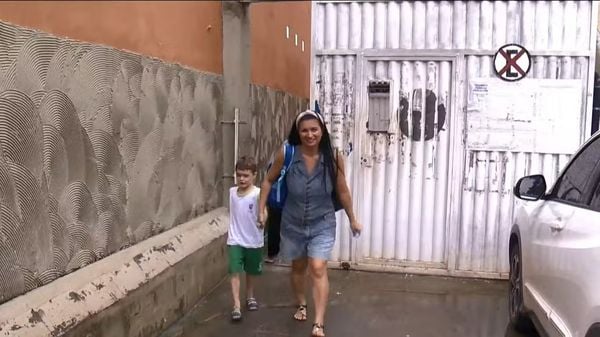 A assistente fiscal Joice Gabriele da Rocha fica na escola com o filho Enzo, diagnosticado com autismo, por falta de cuidador, em Cariacica