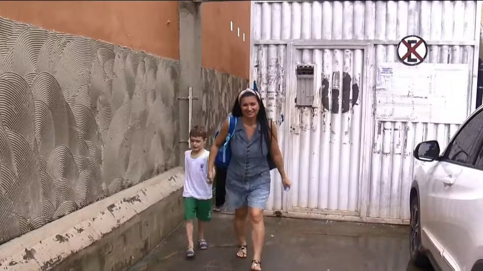 Joice Gabriele da Rocha largou o emprego de assistente fiscal para se dedicar à alfabetização do filho dentro da escola, em Cariacica