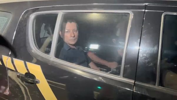 Após ser preso, Capitão Assumção deixa a Corregedoria da Polícia Militar em viatura da Polícia Federal, antes de ser levado para Quartel da PM