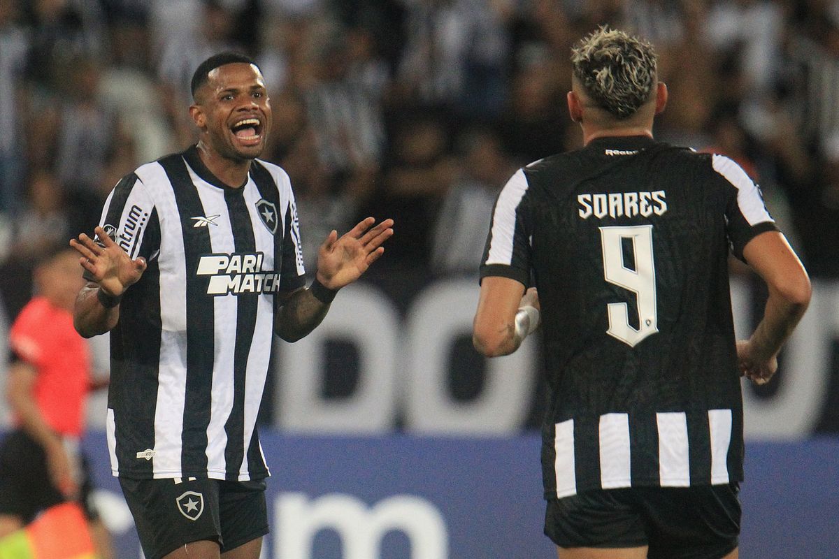 Junior Santos marcou quatro gols na vitória do Botafogo sobre o Aurora