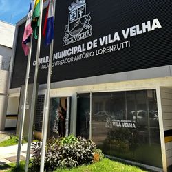 Em ato publicado na noite desta terça-feira (24), os servidores beneficiados tiveram os reajustes suspensos de modo preventivo, segundo informação da Câmara