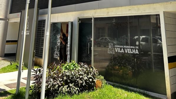 E ato publicado na noite desta terça-feira (24), os servidores beneficiados tiveram os reajustes suspensos de modo preventivo, segundo informação da Câmara