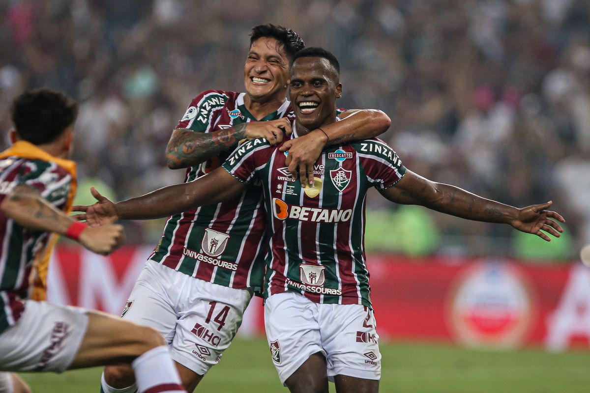 Jhon Arias marcou os dois gols da vitória do Fluminense sobre a LDU e garantiu o título da Recopa Sul-Americana para o time carioca