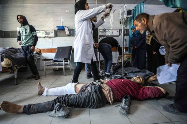 Palestinos recebem atendimento no hospital Kamal Edwan, em Beit Lahia, na Cidade de Gaza, após serem feridos; o Hamas atribui o ataque às tropas de Israel