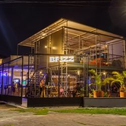 Brizz, espaço gastronômico e cultural na Enseada do Suá, em Vitória