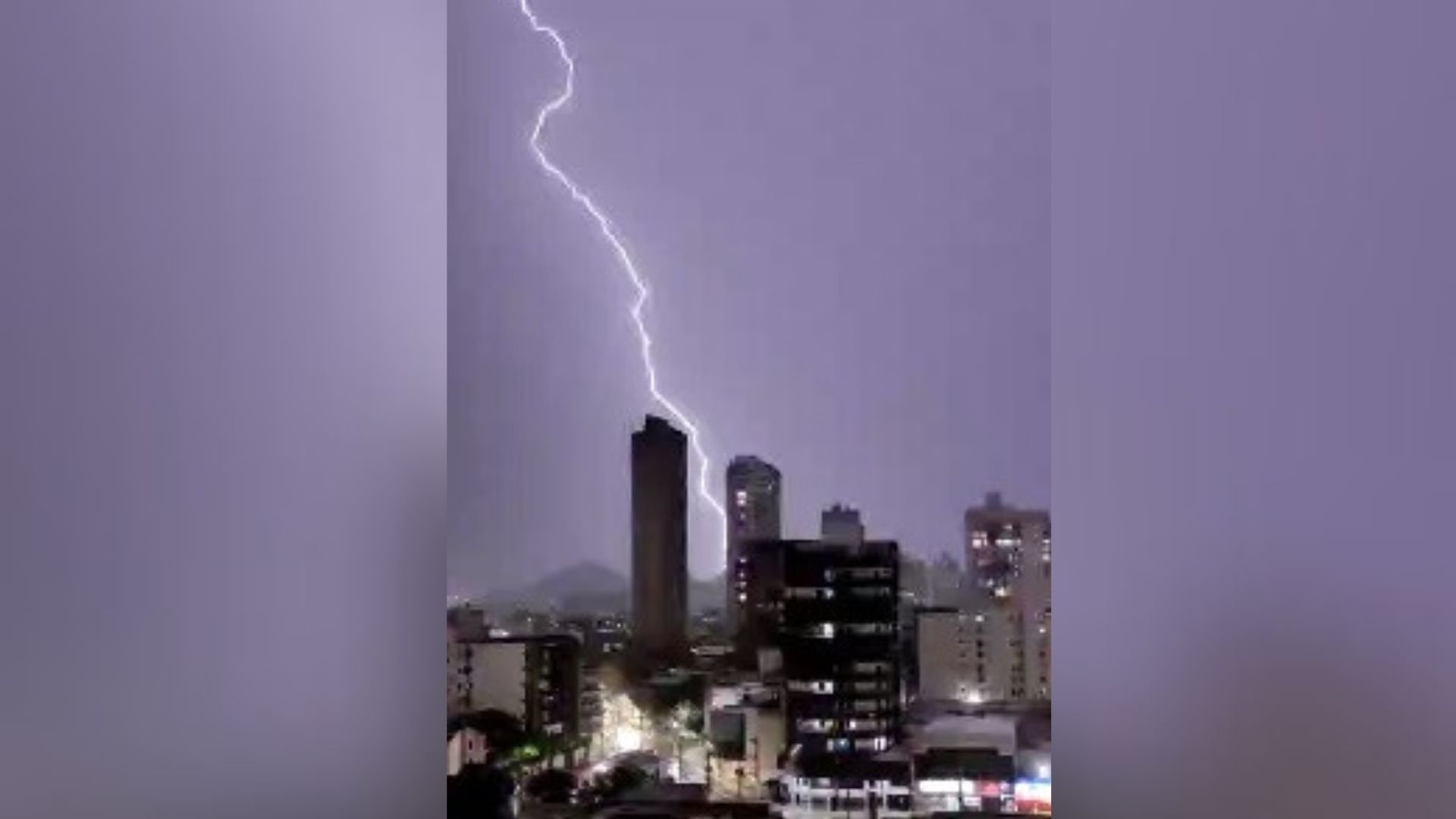 Descargas elétricas atingiram os municípios da região metropolitana junto a forte tempestade que se iniciou por volta das 20h da noite desta sexta-feira (1)