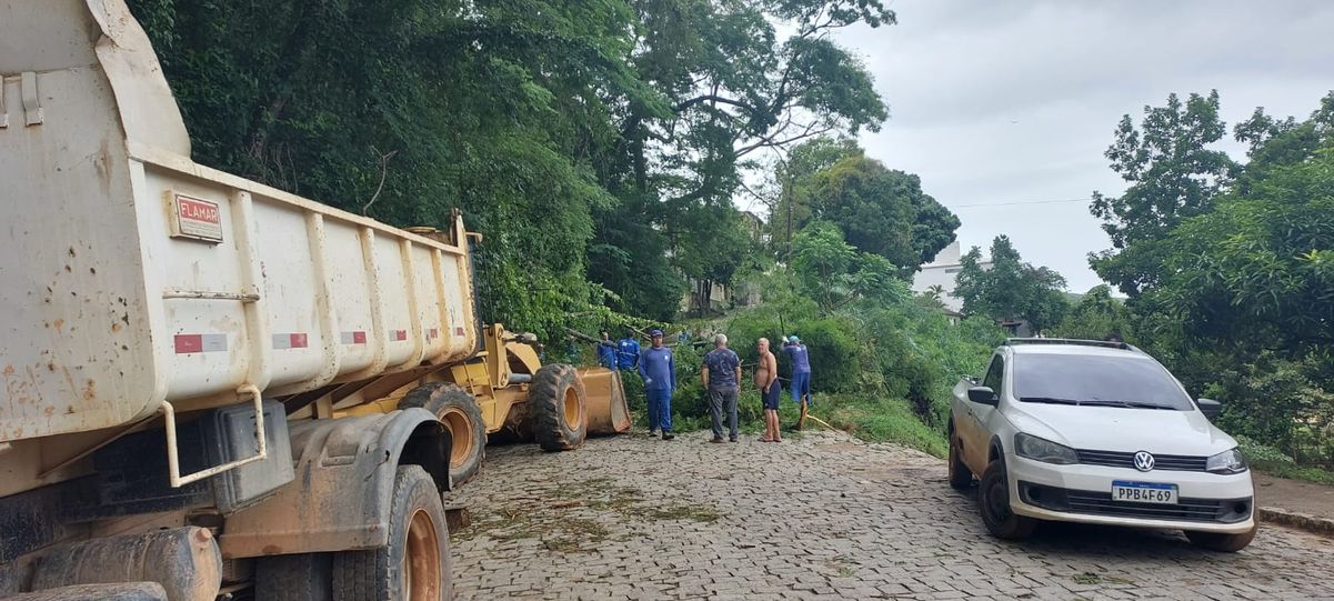 árvore caiu no centro de Atílio Vivácqua por Bruna Hemerly 