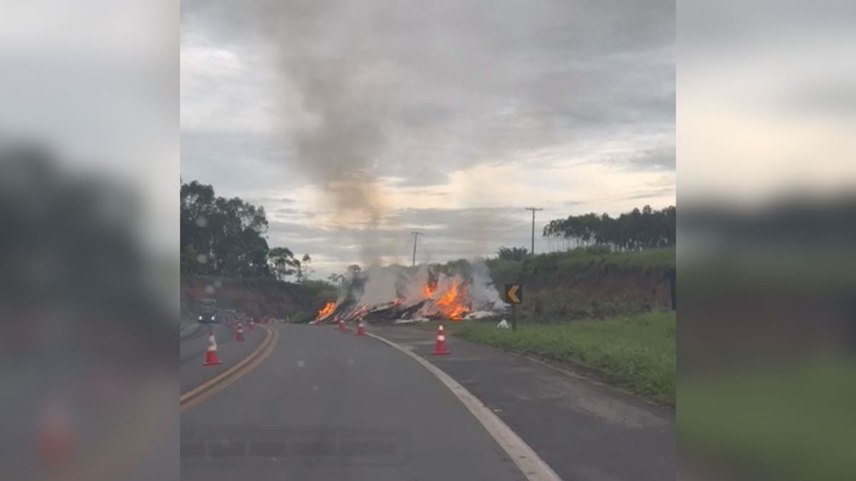 Vídeo feito pela repórter Viviane Maciel, da TV Gazeta, mostra que as chamas da carreta ainda podem ser vistas por quem passa pelo km 183 da BR 101, em Aracruz