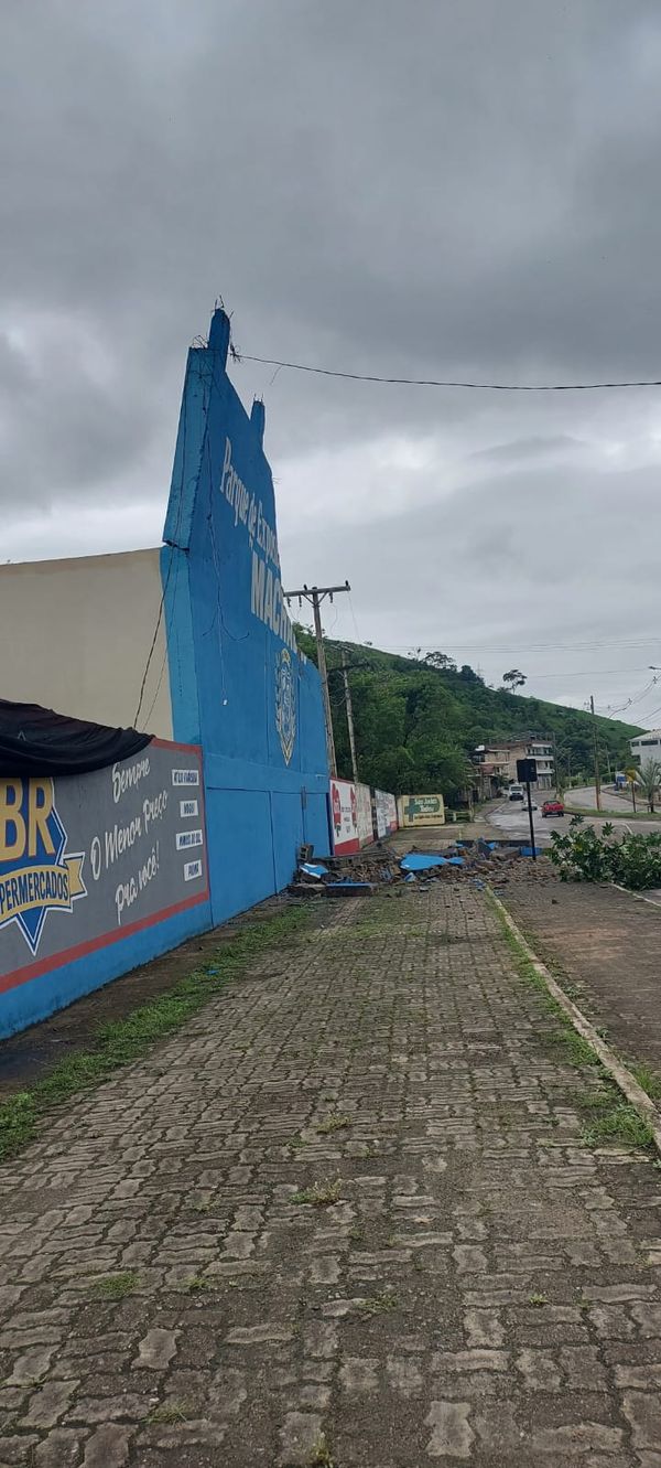 Destelhamento no parque de exposições de Atílio Vivácqua por Bruna Hemerly 