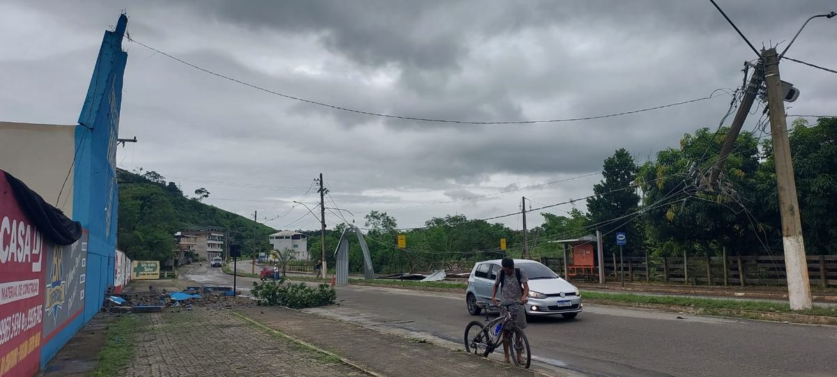Destelhamento no parque de exposições de Atílio Vivácqua por Bruna Hemerly 