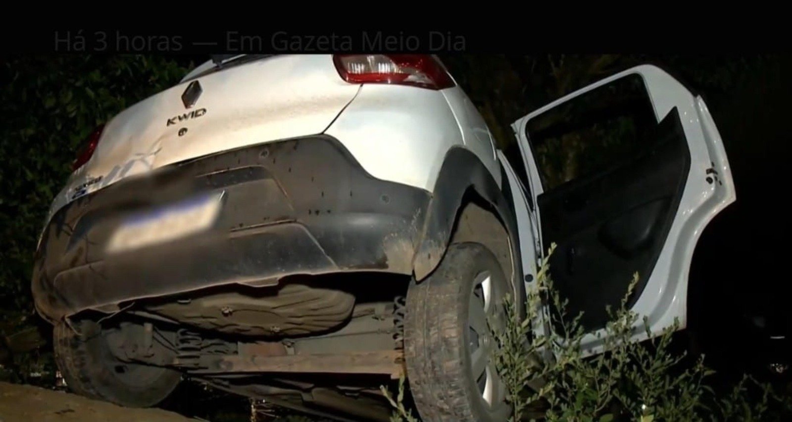 Crime aconteceu na noite de sexta-feira (1°); suspeitos tentaram fugir com o carro, mas o motorista jogou uma pedra e eles bateram em uma árvore