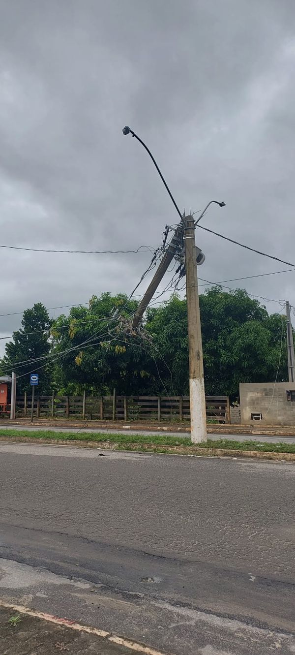 Poste quebrado em Atílio Vivácqua  por Bruna Hemerly 