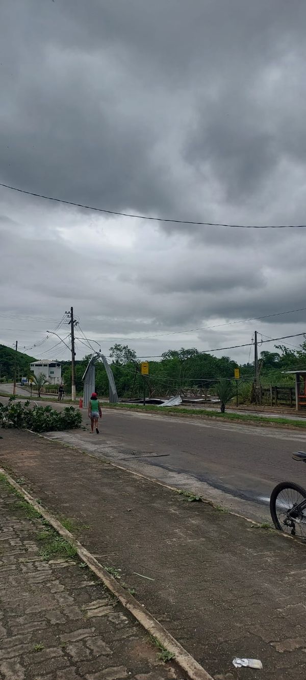 Poste quebrado em Atílio Vivácqua  por Bruna Hemerly 