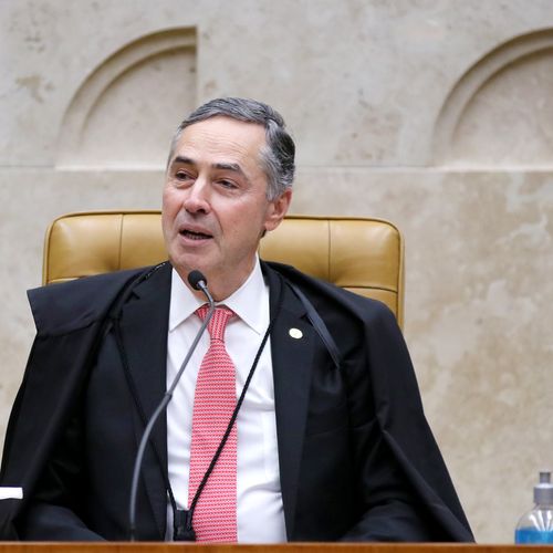 "Foi um ato tipicamente terrorista, que infelizmente se insere numa cadeia que vem de longe, de busca de desacreditar as instituições, ofender as pessoas", disse o ministro em entrevista no domingo (17)