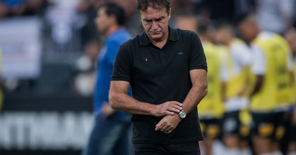 Acusado de ter estuprado uma adolescente na Suíça, treinador volta a comandar uma equipe após um ano. Ele chega para substituir o colombiano Juan Carlos Osório