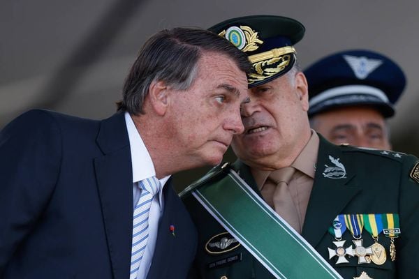 General Freire Gomes e ex-presidente Jair Bolsonaro durante evento do Dia do Soldado, em Brasília 