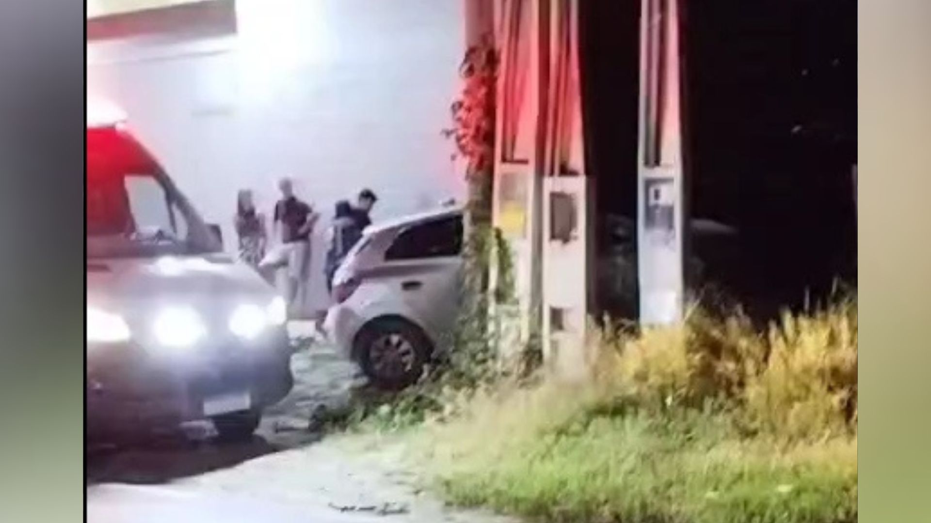 Momento do acidente, que ocorreu na noite de domingo (3), foi flagrado por uma câmera de videomonitoramento na Rua Amintas Osório de Matos, no bairro Niterói