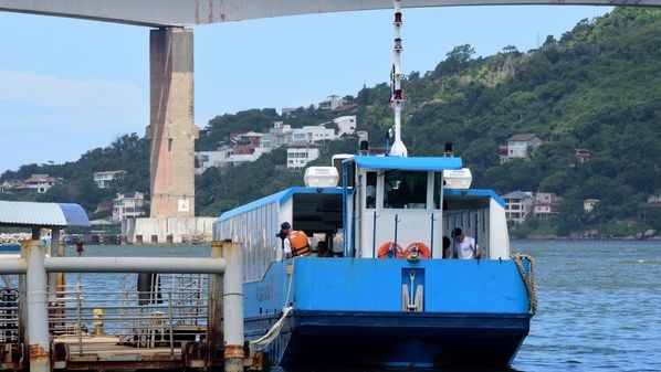 No meio do caminho, a lancha Penedo, que faz o trajeto Praça do Papa até a Prainha, em Vila Velha, ficou dando voltas sem sair do lugar por, aproximadamente, 40 minutos