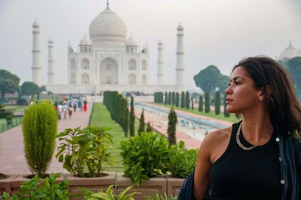 Fernanda Santos, que tem um canal de viagens com seu marido, Vicente Barbera, foi atacada em Dumka, no Estado de Jharkhand 