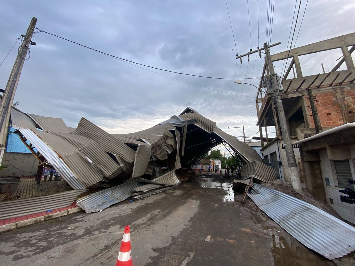 Temporal destelha casas e ginásio de esportes em Anchieta