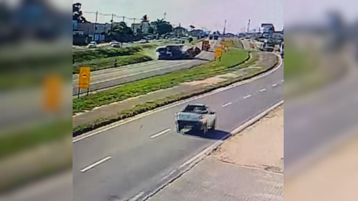 Câmera registra momento em que carretas batem de frente na BR 101 em Linhares