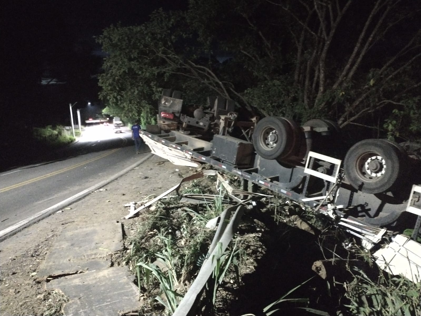 Veículo saiu da pista na região conhecida como Curva da Pedreira, onde há ocorrências de trânsito; acidente ocorreu na noite de terça-feira (5)