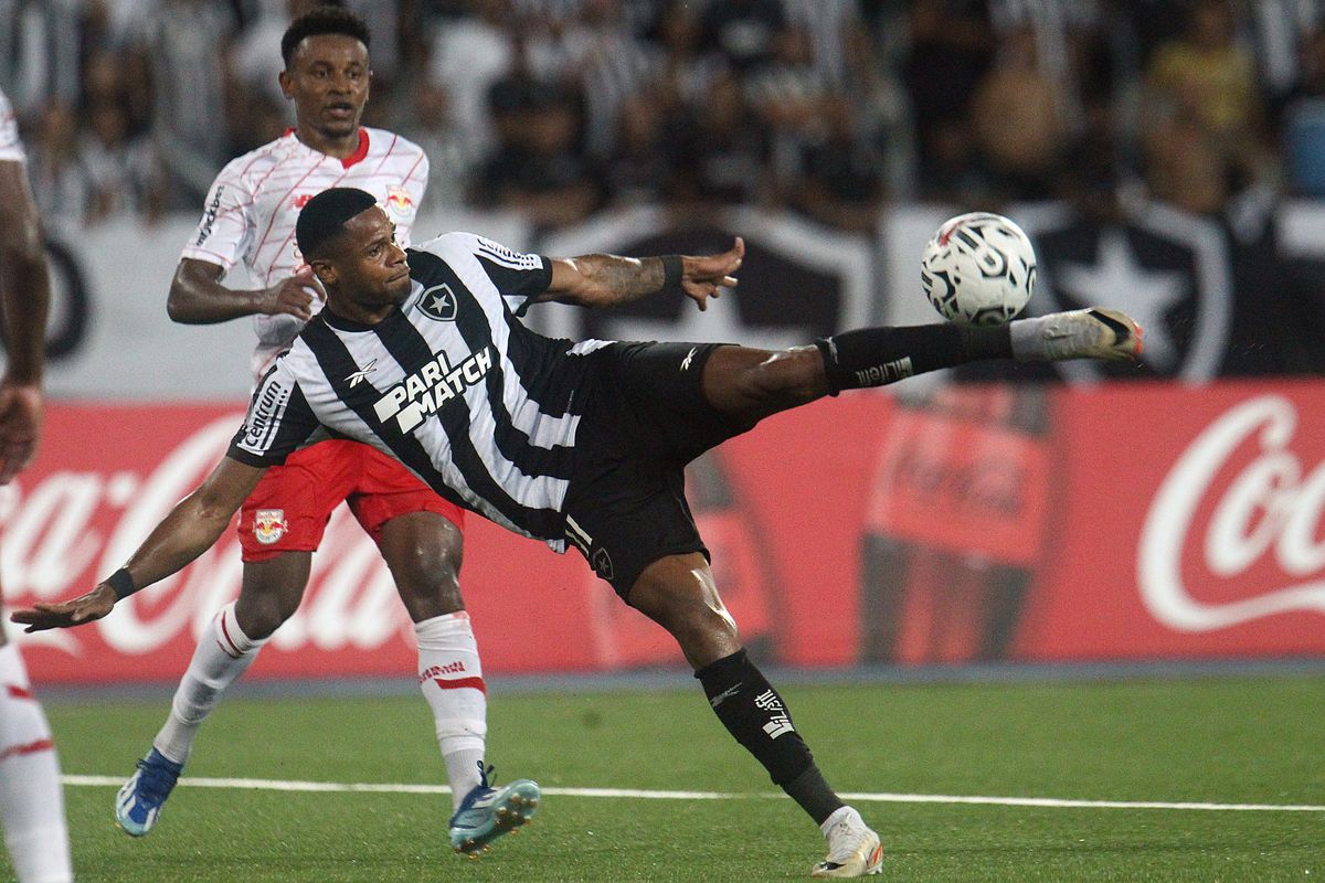 Júnior Santos marcou dois golaços para garantir a vitória do Botafogo sobre o Bragantino