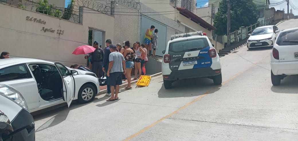 Hyundai HB20 tentava subir ladeira da rua Caboclo Bernardo, mas não conseguiu, desceu de ré e acabou atingindo a vítima na manhã desta quarta-feira (6)