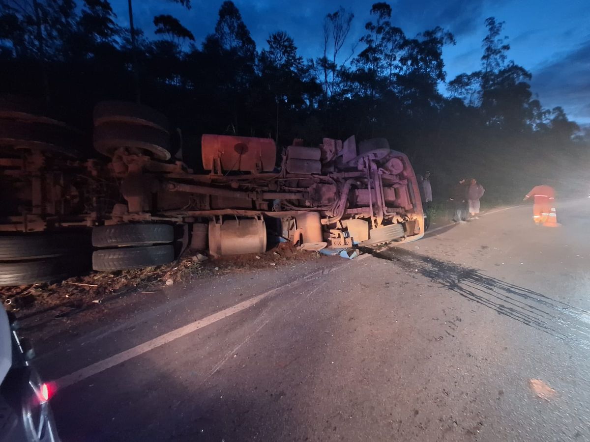 Uma carreta tombou no km 55 da BR 262, em Marechal Floriano, na região Serrana do Espírito Santo, na noite desta terça-feira (5). 