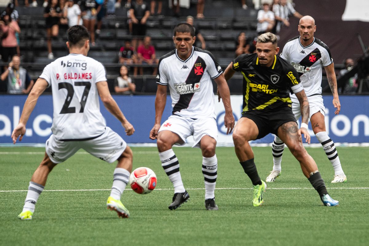 Vasco e Botafogo se enfrentaram no Campeonato Carioa 2024, com o Cruzmaltino levando a melhor
