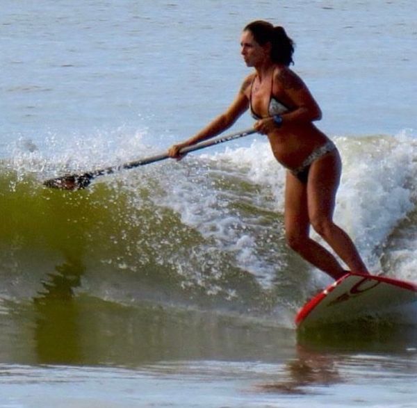 A conexão com o mar é tão grande que Angélica Von Doellinger surfava no início da gravidez