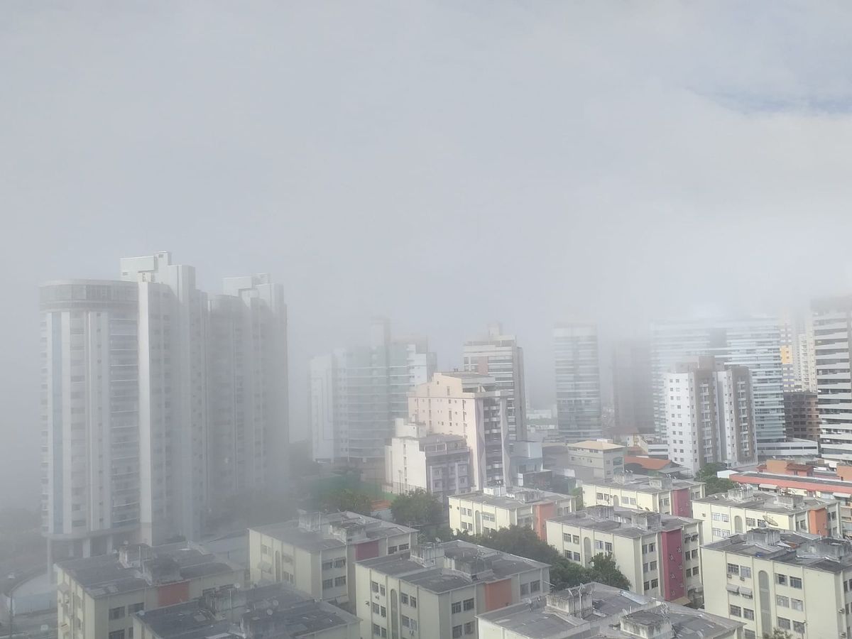 A presença de um denso nevoeiro surpreendeu moradores da Grande Vitória na manhã desta quinta-feira (7).