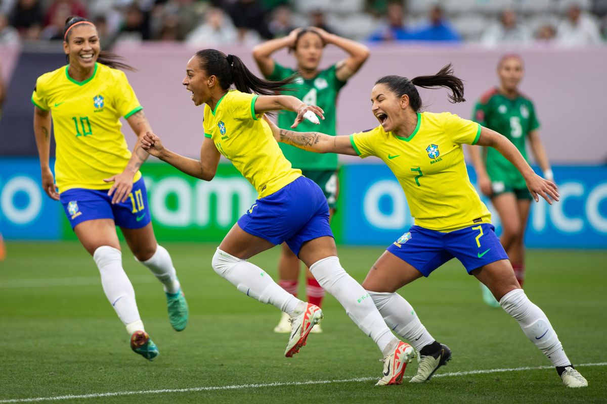 Adriana (11 Brasil) comemora um gol durante a partida da semifinal da Copa Ouro Feminina entre Brasil e Mexico no Snapdragon Stadium em San Diego
