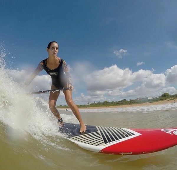 Angélica Von Doellinger, de 43 anos, iniciou sua atividade com o surf aos 23 e, dali em diante, foi um amor que só cresceu e se desenvolveu