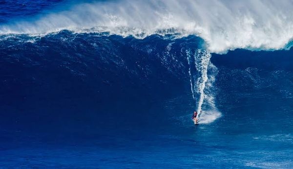 Bethany Hamilton surfando ondas gigantes no Havaí