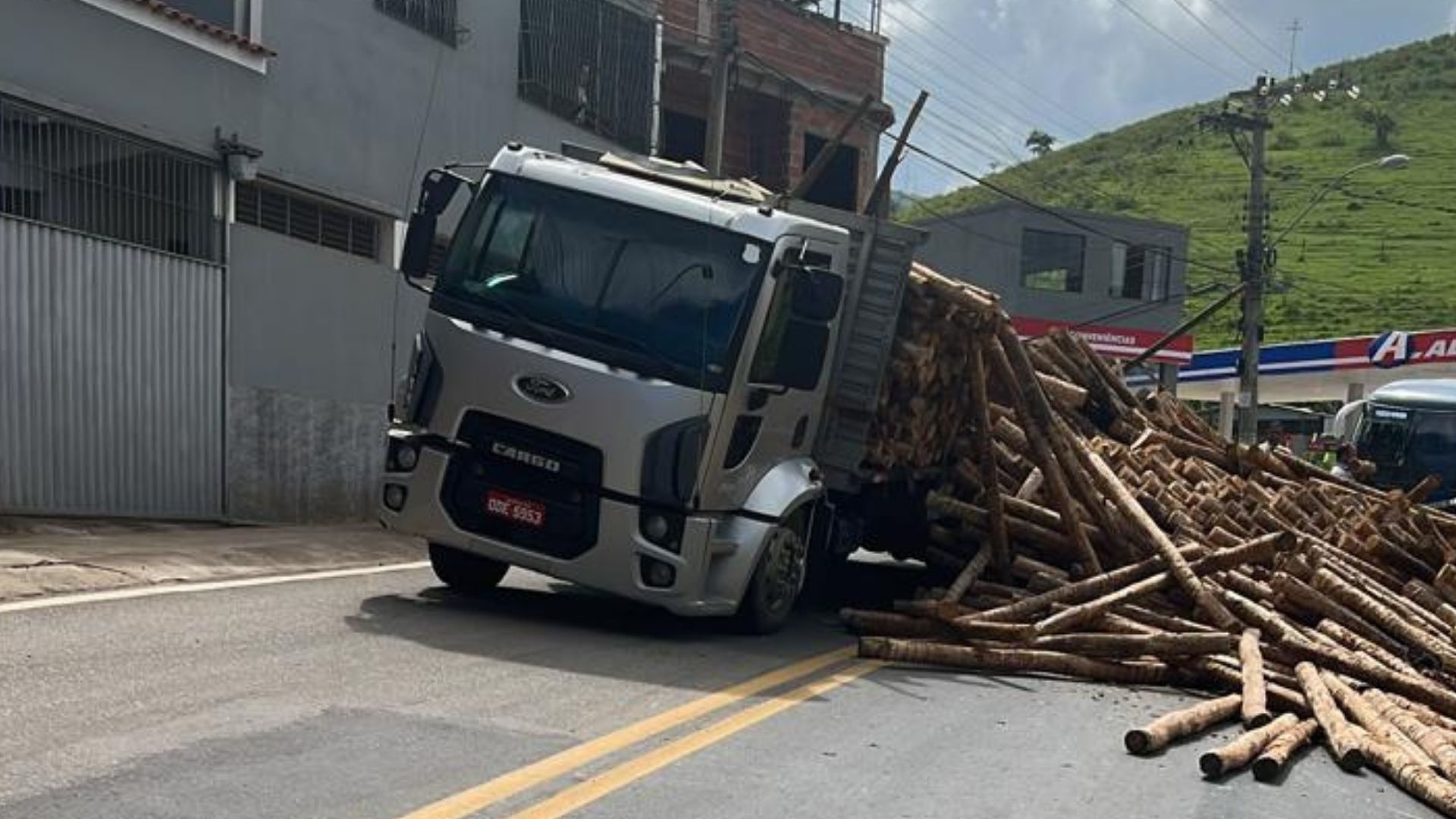 As estacas de madeira eram transportadas na carroceria de um caminhão e uma grande quantidade caiu sobre o asfalto, na altura do bairro Pedro Martins; via chegou a ser interditada