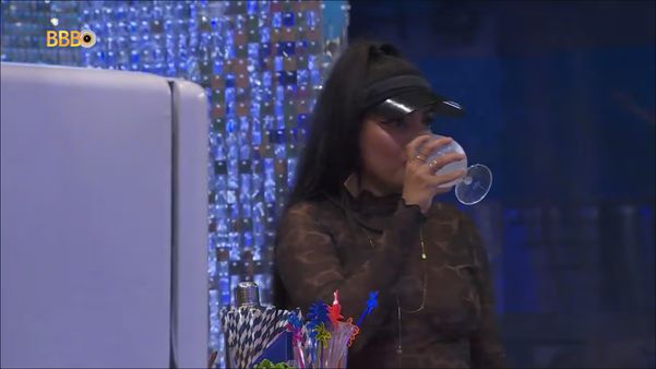 Fernanda leva copo para dentro da casa durante festa do líder, perde 50 estalecas e leva todos os participantes para o 