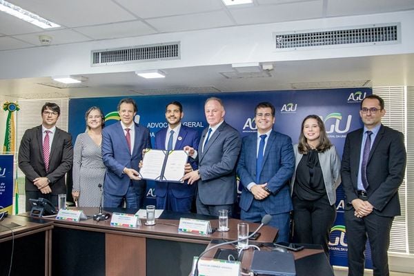 Governador Renato Casagrande e ministro da Fazenda, Fernando Haddad, em assinatura de acordo para pagamento de R$ 1 bilhão ao Estado