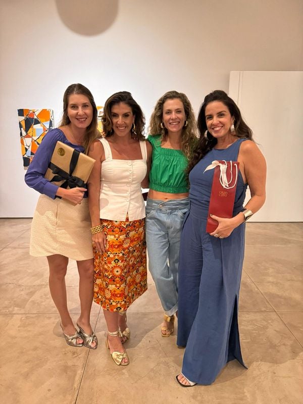 Lara Brotas e Flávia Dalla com as ganhadoras do desafio artístico,  Isabella Redighieri e Georgia Mendonça.