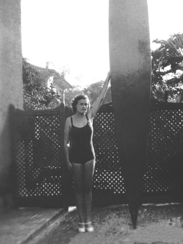 Margot pegou sua primeira onda em Santos no ano de 1936, usando uma prancha de madeira construída pelo irmão dela, Thomas Rittscher Júnior